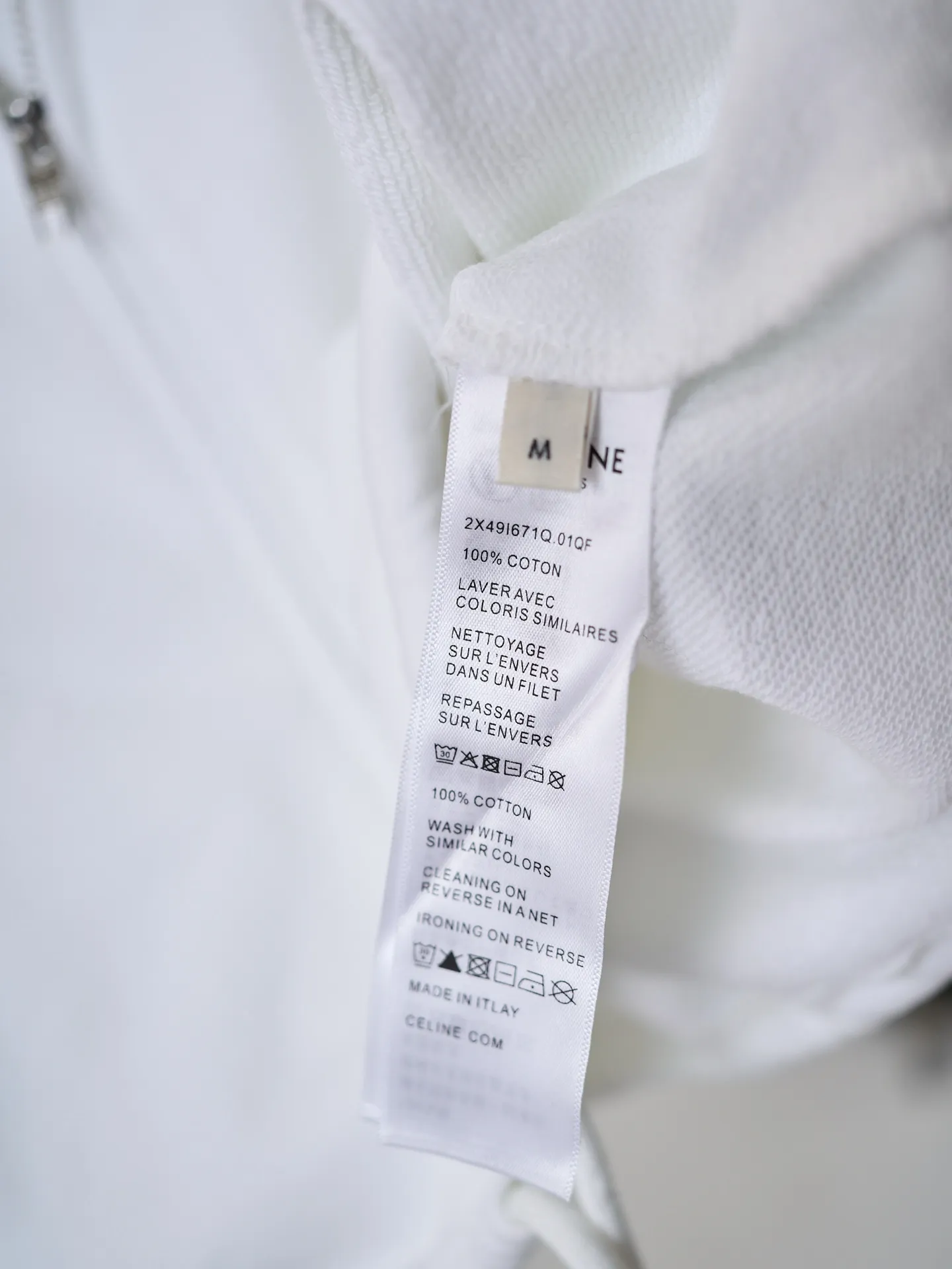 [Real auction] Celine/Celine logo embroidered zipper jacket (women's style) [In Stock] S M L custom-made light oxygen cotton-feel fleece knit, delicate and smooth, soft and skin-friendly. The body is laid out in clear white, with a soft cotton-like texture and rich layers. The elegant white tone brings a refreshing and clean daily atmosphere. The iconic Celine Arc de Triomphe embroidery is embellished on the chest, which is simple yet memorable. The simple hoodie silhouette sets a refreshing tone, and the two-way metal zipper design is full of texture. The short silhouette with loose, dropped shoulders gently modifies the lines of the shoulders and arms; the drawstring at the hem is adjustable to shape the silhouette as desired, and the short length optimizes body proportions. The simple silhouette carries a lazy atmosphere, and the relaxed outfit reveals the French girlish attitude. 1. Imported machine embroidery technology uses advanced computer control systems and precision mechanical components to precisely create the iconic TRIOMPHE logo embroidery, with smooth and delicate lines and a full sense of sophistication. 2. Fermentation washing treatment: The fabrics have been fermentation washing, which makes the hand feel and texture better, is not easy to deform, shrink, and fade, and maintains long-term beauty and loose fit.